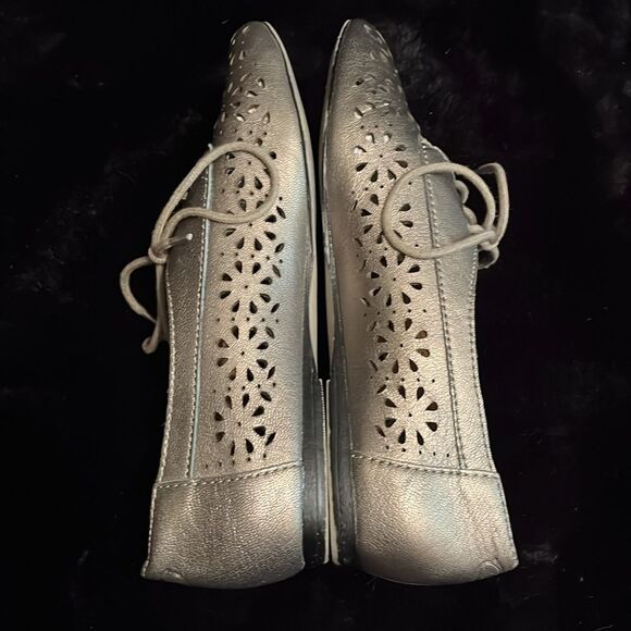Lucky Brand Silver Flats with Perforated Design - Picture 6 of 10